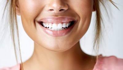 Ilustración de una sonrisa saludable representando consejos de ortodoncia